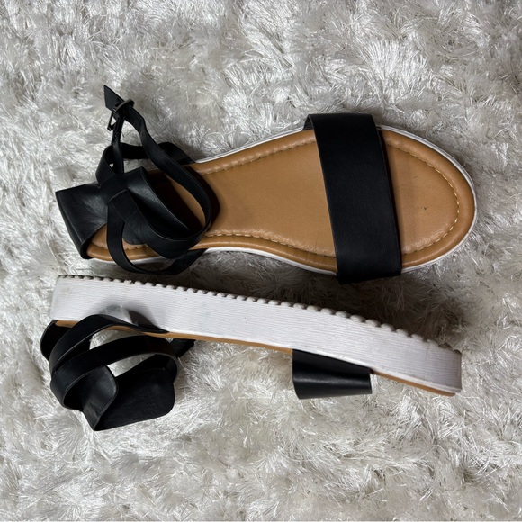 Sandals - Picture 2 of 8